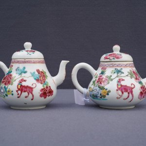 A pair of Chinese famille rose teapots with dogs, Yongzheng — 照片 9