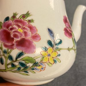 A pair of Chinese famille rose teapots with fine floral design, Yongzheng — 照片 21
