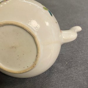 A pair of Chinese famille rose teapots with fine floral design, Yongzheng — 照片 22
