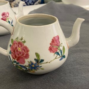 A pair of Chinese famille rose teapots with fine floral design, Yongzheng — 照片 24
