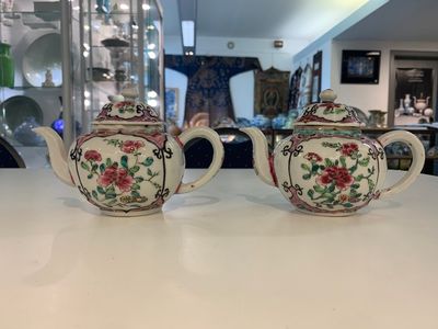 A pair of Chinese famille rose teapots with floral design, Qianlong — photo 1