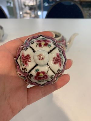 A pair of Chinese famille rose teapots with floral design, Qianlong — photo 11