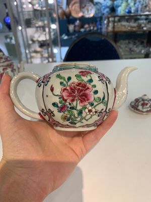 A pair of Chinese famille rose teapots with floral design, Qianlong — photo 13