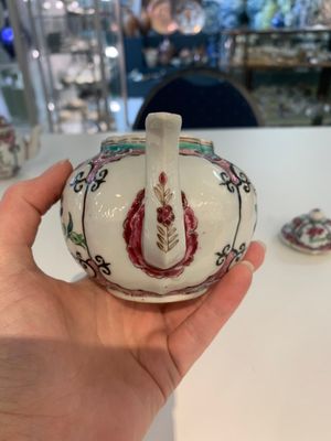 A pair of Chinese famille rose teapots with floral design, Qianlong — photo 14