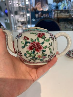 A pair of Chinese famille rose teapots with floral design, Qianlong — photo 15