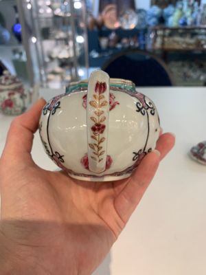 A pair of Chinese famille rose teapots with floral design, Qianlong — photo 16