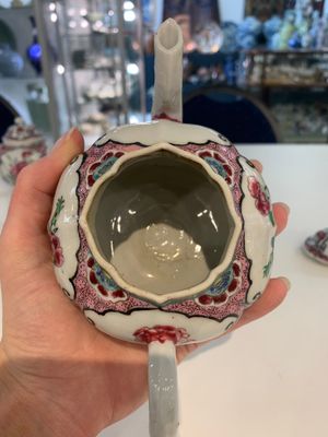 A pair of Chinese famille rose teapots with floral design, Qianlong — photo 17