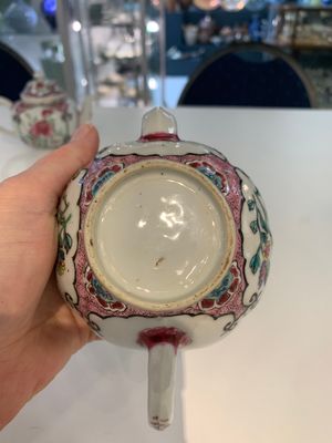 A pair of Chinese famille rose teapots with floral design, Qianlong — photo 18