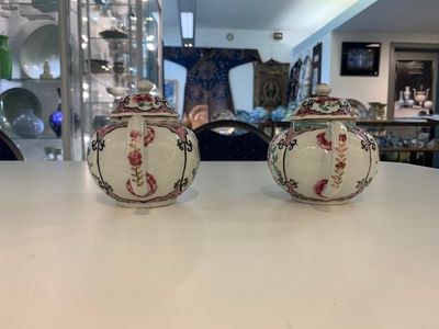 A pair of Chinese famille rose teapots with floral design, Qianlong — photo 2