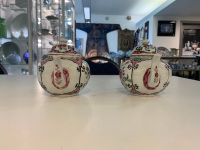 A pair of Chinese famille rose teapots with floral design, Qianlong — photo 4