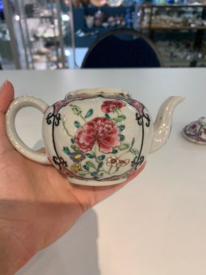 A pair of Chinese famille rose teapots with floral design, Qianlong — photo 5