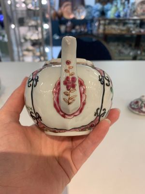 A pair of Chinese famille rose teapots with floral design, Qianlong — photo 6