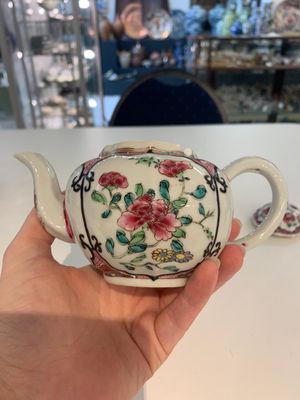A pair of Chinese famille rose teapots with floral design, Qianlong — photo 7