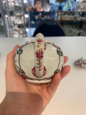 A pair of Chinese famille rose teapots with floral design, Qianlong — photo 8