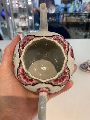 A pair of Chinese famille rose teapots with floral design, Qianlong — photo 9