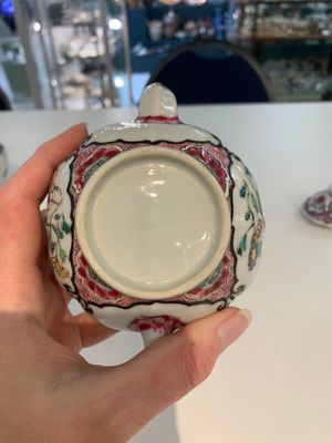 A pair of Chinese famille rose teapots with floral design, Qianlong — photo 10