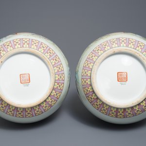 A pair of Chinese famille rose tianqiu ping vases with figures, 20th C. — photo 5