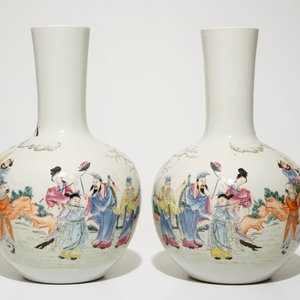 A pair of Chinese famille rose tianqiuping vases with the eight immortals, 20th C. — 照片 4