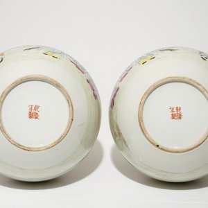 A pair of Chinese famille rose tianqiuping vases with the eight immortals, 20th C. — 照片 5