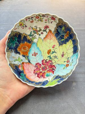 A pair of Chinese famille rose 'tobacco leaf' cups and saucers, Qianlong — 照片 1