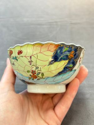 A pair of Chinese famille rose 'tobacco leaf' cups and saucers, Qianlong — 照片 11