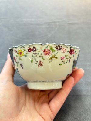 A pair of Chinese famille rose 'tobacco leaf' cups and saucers, Qianlong — 照片 12