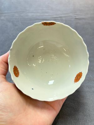A pair of Chinese famille rose 'tobacco leaf' cups and saucers, Qianlong — 照片 13
