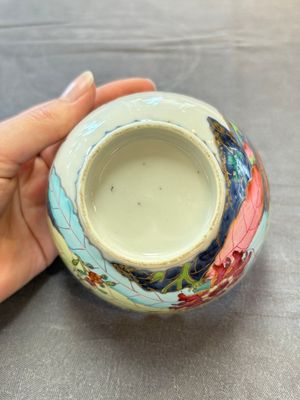 A pair of Chinese famille rose 'tobacco leaf' cups and saucers, Qianlong — 照片 14