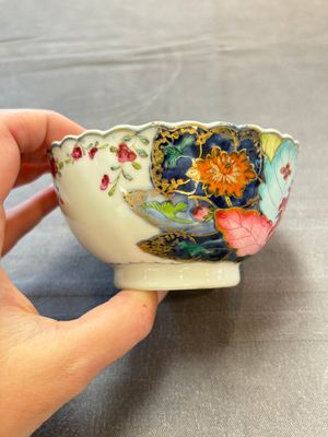 A pair of Chinese famille rose 'tobacco leaf' cups and saucers, Qianlong — 照片 15