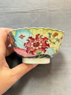 A pair of Chinese famille rose 'tobacco leaf' cups and saucers, Qianlong — 照片 16