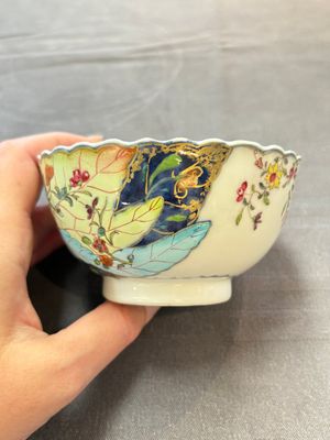 A pair of Chinese famille rose 'tobacco leaf' cups and saucers, Qianlong — 照片 17