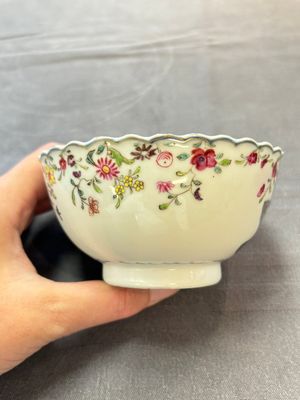 A pair of Chinese famille rose 'tobacco leaf' cups and saucers, Qianlong — 照片 18