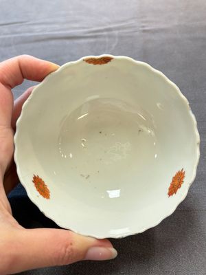 A pair of Chinese famille rose 'tobacco leaf' cups and saucers, Qianlong — 照片 19