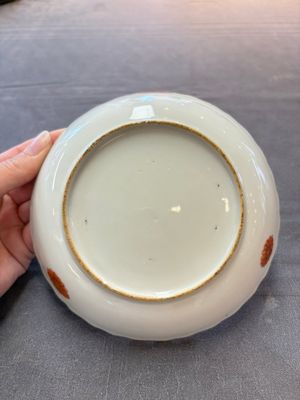 A pair of Chinese famille rose 'tobacco leaf' cups and saucers, Qianlong — 照片 2