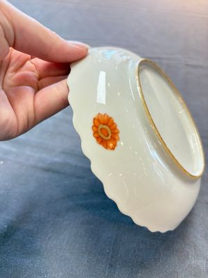 A pair of Chinese famille rose 'tobacco leaf' cups and saucers, Qianlong — 照片 3
