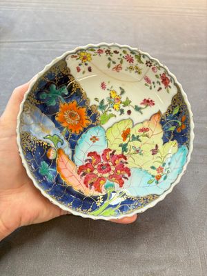 A pair of Chinese famille rose 'tobacco leaf' cups and saucers, Qianlong — 照片 4