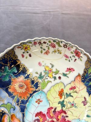 A pair of Chinese famille rose 'tobacco leaf' cups and saucers, Qianlong — 照片 5