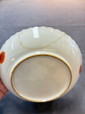 A pair of Chinese famille rose 'tobacco leaf' cups and saucers, Qianlong — 照片 7