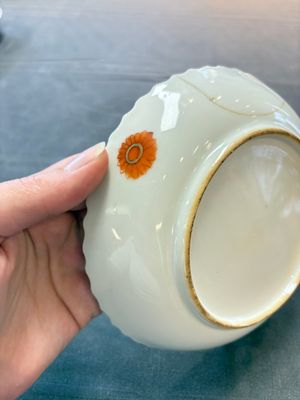 A pair of Chinese famille rose 'tobacco leaf' cups and saucers, Qianlong — 照片 8