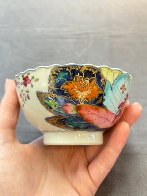 A pair of Chinese famille rose 'tobacco leaf' cups and saucers, Qianlong — 照片 9