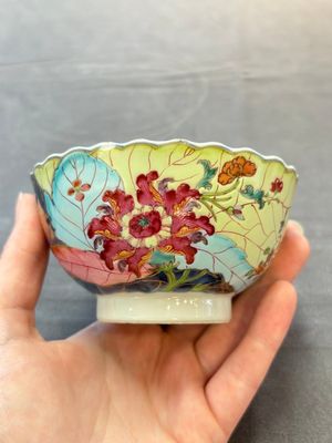 A pair of Chinese famille rose 'tobacco leaf' cups and saucers, Qianlong — 照片 10