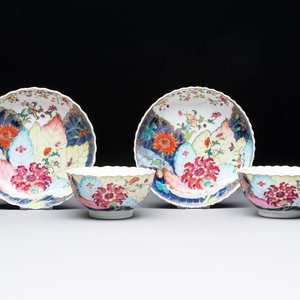 A pair of Chinese famille rose 'tobacco leaf' cups and saucers, Qianlong — 照片 1
