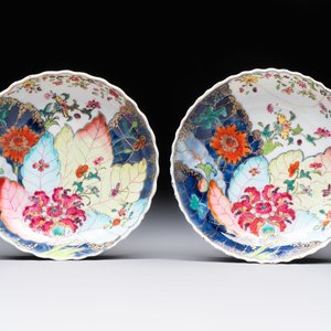 A pair of Chinese famille rose 'tobacco leaf' cups and saucers, Qianlong — 照片 2