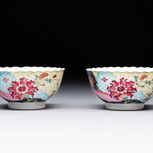 A pair of Chinese famille rose 'tobacco leaf' cups and saucers, Qianlong — 照片 4
