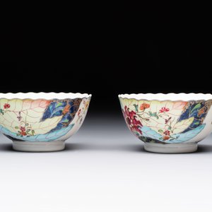 A pair of Chinese famille rose 'tobacco leaf' cups and saucers, Qianlong — 照片 5