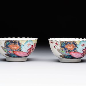 A pair of Chinese famille rose 'tobacco leaf' cups and saucers, Qianlong — 照片 7
