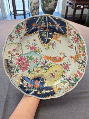 A pair of Chinese famille rose 'tobacco leaf' dishes, Qianlong — foto 1