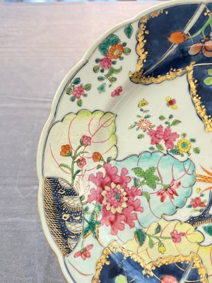 A pair of Chinese famille rose 'tobacco leaf' dishes, Qianlong — foto 3