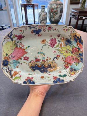 A pair of Chinese famille rose 'tobacco leaf' dishes with a lady on a lily pad, Qianlong — 照片 11