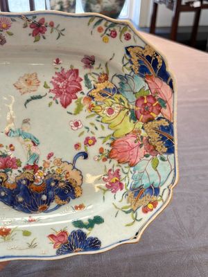 A pair of Chinese famille rose 'tobacco leaf' dishes with a lady on a lily pad, Qianlong — 照片 3